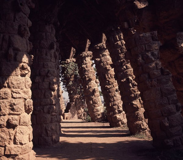 GAUDI ANTONI 1852-1926
PASADIZO
BARCELONA, PARQUE GÜELL
BARCELONA