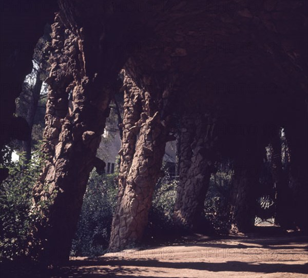 GAUDI ANTONI 1852-1926
PASADIZO
BARCELONA, PARQUE GÜELL
BARCELONA