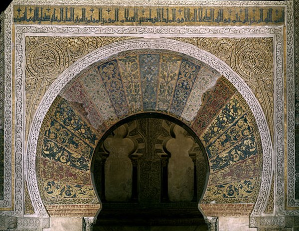 FRENTE DEL MIHRAB-ARCO DE HERRADURA CON MOSAICOS-DECORACION VEGETAL EN LAS DOVELAS-S X-CALIFAL
CORDOBA, MEZQUITA
CORDOBA