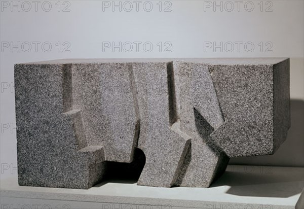 CHILLIDA EDUARDO 1924/2002
ESCULTURA-ETSUNE GRANITO 1966-68
MADRID, COLECCION PARTICULAR
MADRID