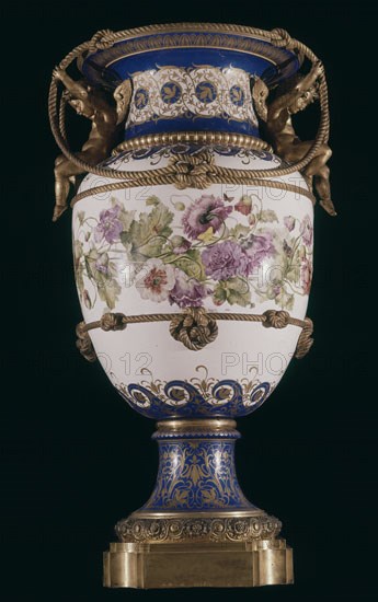 SEHILT
JARRON DE PORCELANA Y BRONCE DE SEVRES-1852 - REGALO DE NAPOLEON III  Y E. MONTIJO A ISABEL II 1865
MADRID, MUSEO DE ARTES DECORATIVAS
MADRID