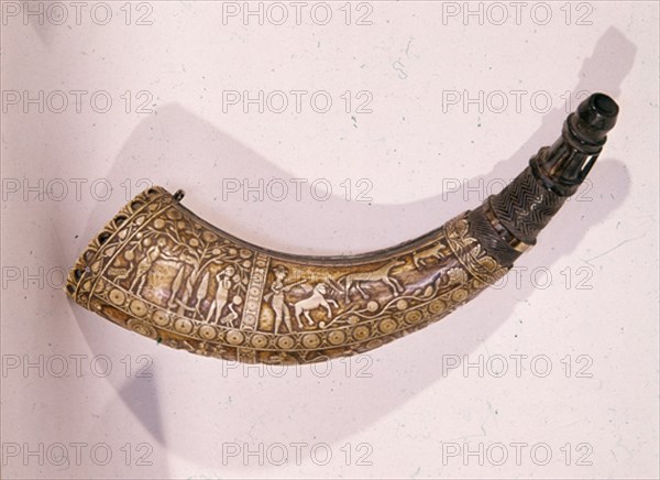 CUERNO DE CAZA CON RELIEVES DE ADAN Y EVA EN EL PARAISO Y CAZADOR
MADRID, MUSEO PUEBLO ESPANOL
MADRID