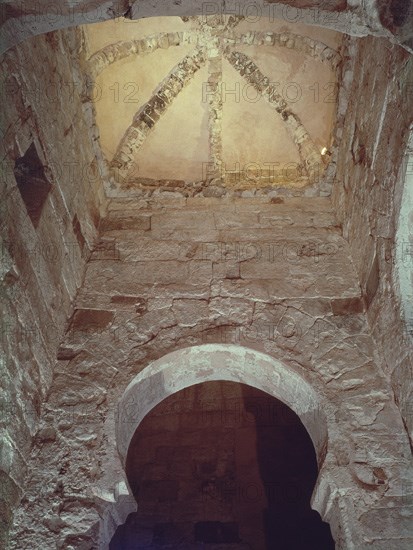 INTERIOR-CAPILLA-ARCO DE HERRADURA-BOVEDA ESQUIFADA-S X-ARQUITECTURA MOZARABE
SAN MILLAN DE LA COGOLLA, IGLESIA DE SUSO
RIOJA