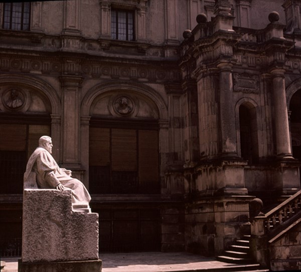 BENLLIURE MARIANO 1862/1947
EXTERIOR - ESTATUA SEDENTE DE MENENDEZ PELAYO EN EL JARDIN DE ENTRADA
SANTANDER, BIBLIOTECA MENENDEZ PELAYO
CANTABRIA