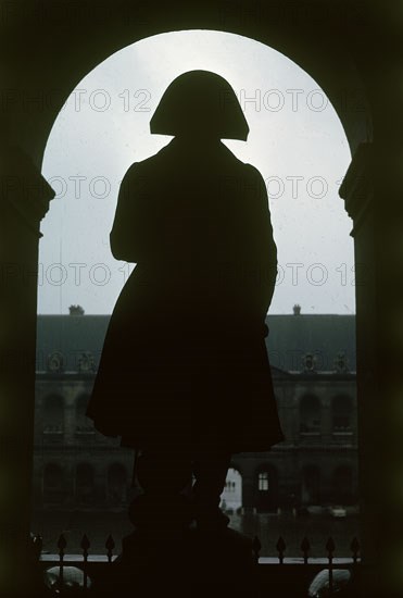 SILUETA DE LA ESTATUA DE NAPOLEON
PARIS, EXTERIOR
FRANCIA