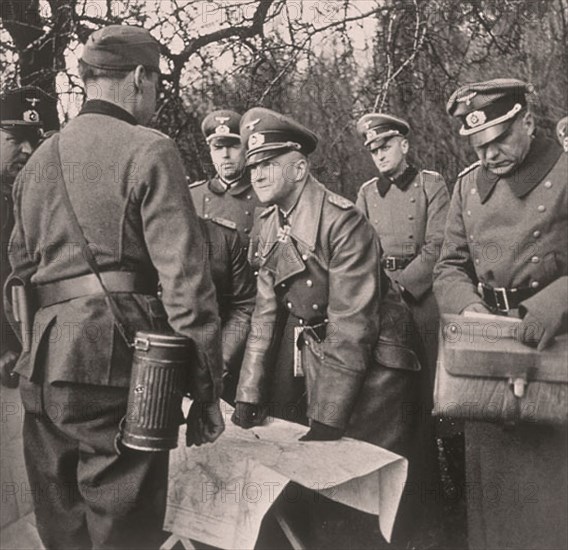 EL GENERAL ROMMEL CON SU ESTADO MAYOR-II GUERRA MUNDIAL
PARIS, COLECCION PARTICULAR
FRANCIA