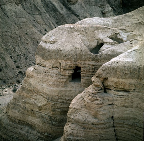 Une des grottes de Qumrân en Israël