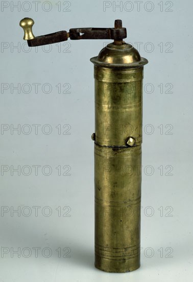 MOLINILLO DE CAFE ARABE-(UTILIZADO POR LOS BEREBERES)
This image is not downloadable. Contact us for the high res.
