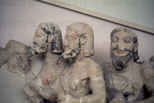 TIFON(MONSTRUO ALADO DE 3 CABEZAS)LLAMADO "EL BARBA AZUL"580/570 AC
ATENAS, MUSEO DE LA ACROPOLIS
GRECIA
This image is not downloadable. Contact us for the high res.