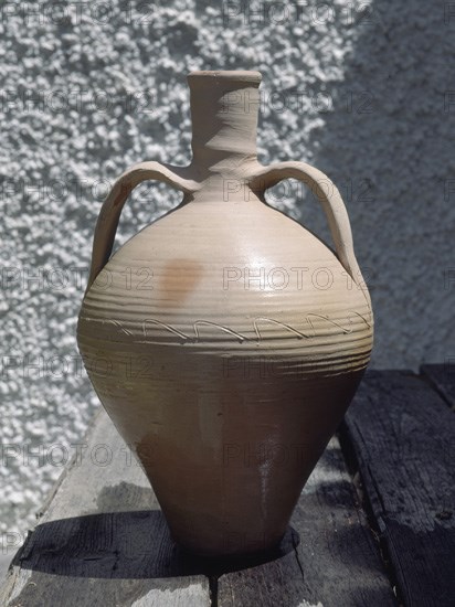 CANTARO CON DOS ASAS Y DECORACION LINEAL DE DEDO EN INCISA DE TEJA
CULLAR DE BAZA, COLECCION PARTICULAR
GRANADA