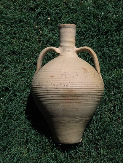 CANTARO CON DOS ASAS Y DECORACION LINEAL DE DEDO E INCISA DE TEJA
CULLAR DE BAZA, COLECCION PARTICULAR
GRANADA