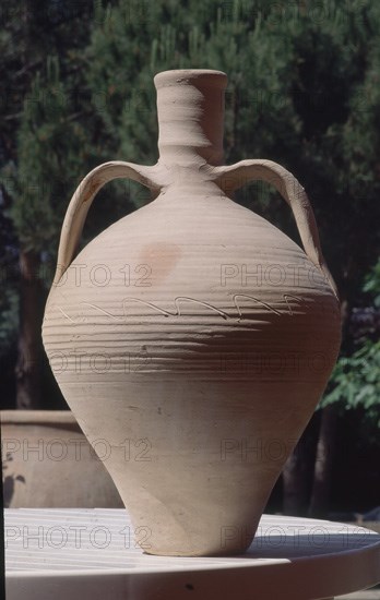 CANTARO CON DOS ASAS Y DECORACION LINEAL DE DEDO E INCISA DE TEJA
CULLAR DE BAZA, COLECCION PARTICULAR
GRANADA