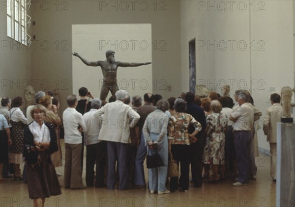 VISITANTES ADMIRANDO EL POSEIDON
ATENAS, MUSEO NACIONAL ESCULTURA
GRECIA
This image is not downloadable. Contact us for the high res.