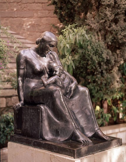 VIVES M
ESCULTURA-MATERNIDAD
PALMA, JARDINES S'HORT DEL REI
MALLORCA