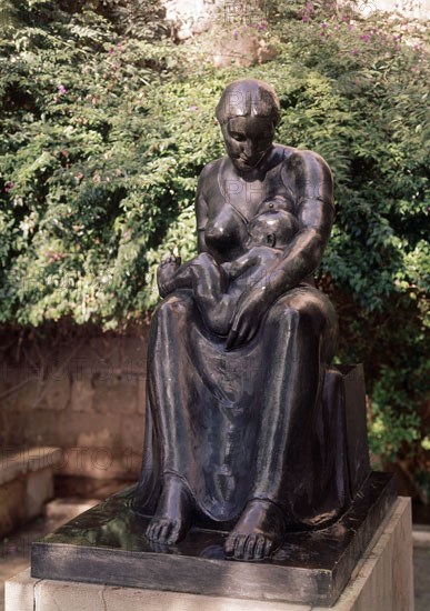 VIVES M
ESCULTURA-MATERNIDAD
PALMA, JARDINES S'HORT DEL REI
MALLORCA