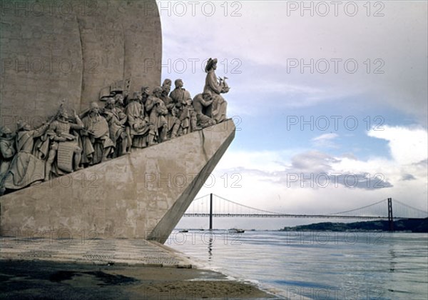 MONUMENTO A LOS DESCUBRIDORES CON EN PUENTE SALAZAR
BELEM, EXTERIOR
PORTUGAL