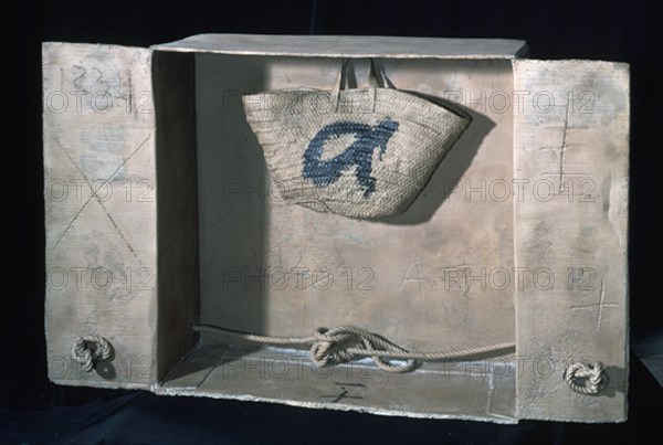 TAPIES ANTONI 1923-
CAJA CON CESTILLA-1999-PINTURA SOBRE BRONCE-83x131X42CM
BARCELONA, FUNDACION ANTONI TAPIES
BARCELONA