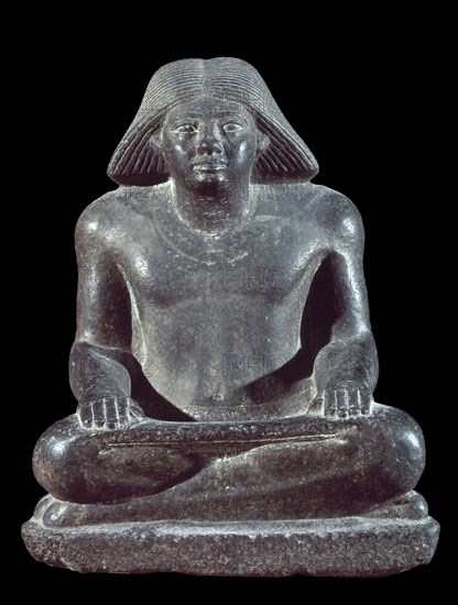 ESCRIBA SENTADO. GRANITO GRIS.  V DINASTIA. PROCEDE DE SAQQARA. 48 CMS ALTURA
CAIRO, MUSEO EGIPCIO
EGIPTO