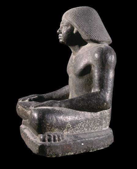 ESCRIBA SENTADO. GRANITO GRIS.  V DINASTIA. PROCEDE DE SAQQARA. 48 CMS ALTURA. VISTA LATERAL
CAIRO, MUSEO EGIPCIO
EGIPTO