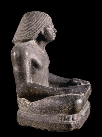 ESCRIBA SENTADO. GRANITO GRIS.  V DINASTIA. PROCEDE DE SAQQARA. 48 CMS ALTURA. VISTA LATERAL
CAIRO, MUSEO EGIPCIO
EGIPTO