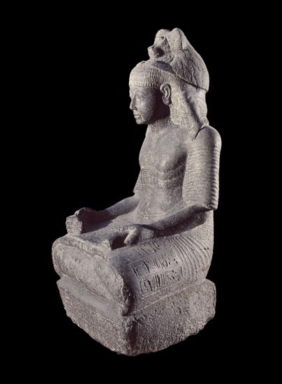 ESCRIBA RAMSES NAKHTU. XX DINASTIA PROCEDE DE KARNAK. GRANITO GRIS. 80 CMS ALTURA. VISTA LATERAL
CAIRO, MUSEO EGIPCIO
EGIPTO
