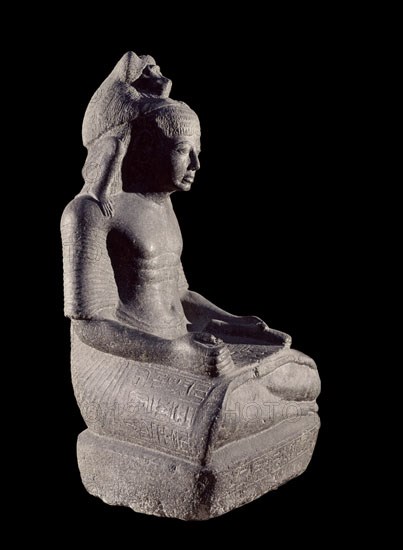 ESCRIBA RAMSES NAKHTU. XX DINASTIA PROCEDE DE KARNAK. GRANITO GRIS. 80 CMS ALTURA. VISTA LATERAL
CAIRO, MUSEO EGIPCIO
EGIPTO