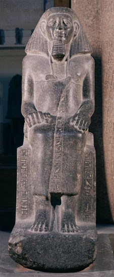 ESTATUA DE UN VISIR. XII DINASTIA. PROCEDE DE KARNAK. GRANITO GRIS. 115 CMS ALTURA.
CAIRO, MUSEO EGIPCIO
EGIPTO
