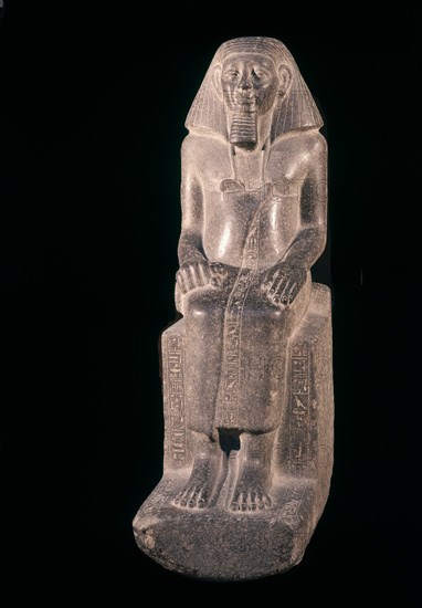 ESTATUA DE UN VISIR. XII DINASTIA. PROCEDE DE KARNAK. GRANITO GRIS. 115 CMS ALTURA.
CAIRO, MUSEO EGIPCIO
EGIPTO