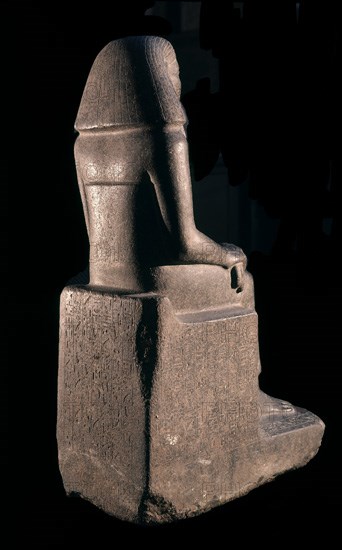 ESTATUA DE UN VISIR. XII DINASTIA. PROCEDE DE KARNAK. GRANITO GRIS. 115 CMS ALTURA. VISTA POSTERIOR
CAIRO, MUSEO EGIPCIO
EGIPTO