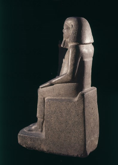 ESTATUA DE UN VISIR. XII DINASTIA. PROCEDE DE KARNAK. GRANITO GRIS. 115 CMS ALTURA.
CAIRO, MUSEO EGIPCIO
EGIPTO