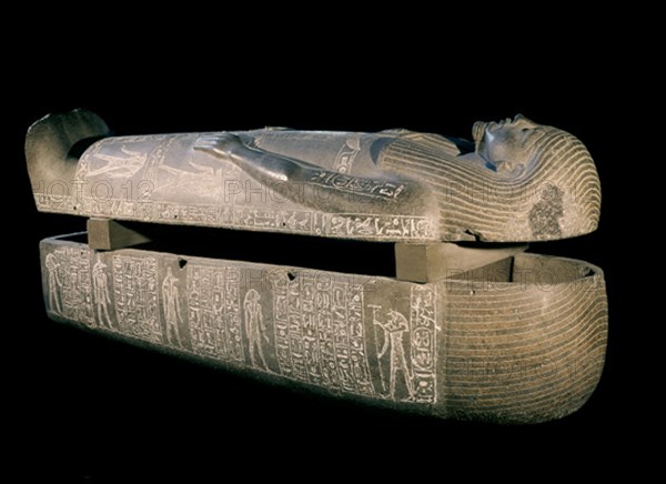 SARCOFAGO DE UNO DE LOS HIJOS DE RAMSES II. PROCEDE DE MEDINET HABU. XIX DINASTIA. GRANITO GRIS 190 
CAIRO, MUSEO EGIPCIO
EGIPTO