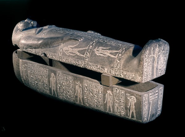 SARCOFAGO DE UNO DE LOS HIJOS DE RAMSES II. PROCEDE DE MEDINET HABU. XIX DINASTIA. GRANITO GRIS 190 
CAIRO, MUSEO EGIPCIO
EGIPTO