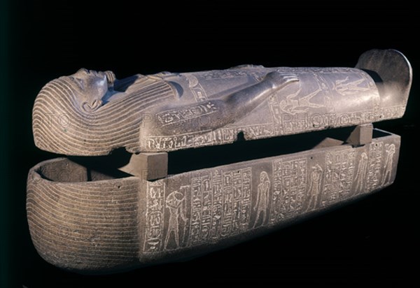 SARCOFAGO DE UNO DE LOS HIJOS DE RAMSES II. PROCEDE DE MEDINET HABU. XIX DINASTIA. GRANITO GRIS 190
CAIRO, MUSEO EGIPCIO
EGIPTO