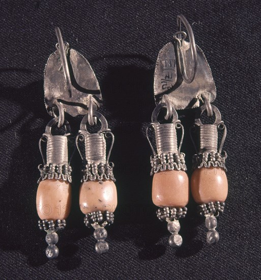 PENDIENTES DE AMBAR Y PLATA - REVERSO -
CAIRO, MUSEO EGIPCIO
EGIPTO