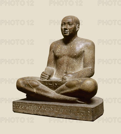 ESCRIBA EN GRANITO GRIS (V DINASTIA-ANTIGUO IMP) AÑO 2465 AL 2325 AJC
CAIRO, MUSEO EGIPCIO
EGIPTO