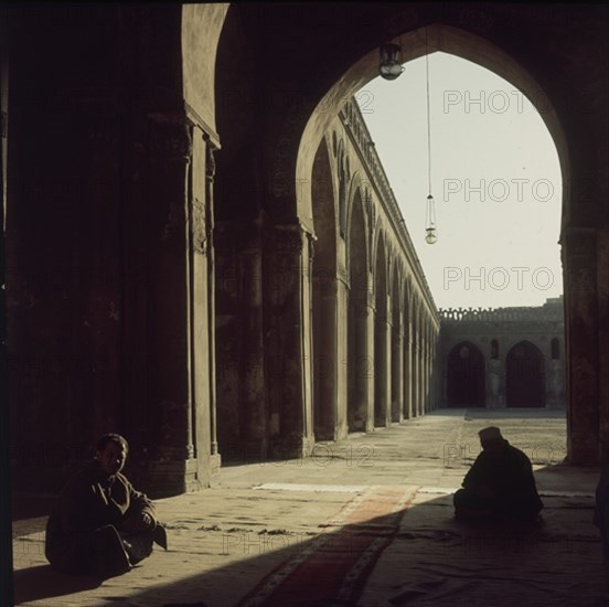 ARABES SENTADOS EN EL PATIO
CAIRO, MEZQUITA AHMED IBN TULUN
EGIPTO

This image is not downloadable. Contact us for the high res.