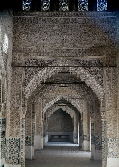 VISTA DE LA SALA-TRAMOS RECTANGULARES CUBIERTOS POR MOCARABES-ARQUITECTURA NAZARI-S XIV
GRANADA, ALHAMBRA-SALA DE LOS REYES
GRANADA