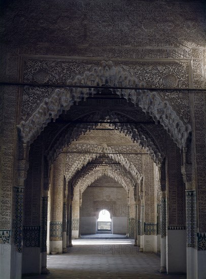 VISTA DE LA SALA-TRAMOS RECTANGULARES CUBIERTOS POR MOCARABES-ARQUITECTURA NAZARI-S XIV
GRANADA, ALHAMBRA-SALA DE LOS REYES
GRANADA