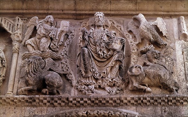 EXTERIOR-FRISO S XII (1175-1180)-DETALLE DEL  PANTOCRATOR Y SIMBOLOS DE LOS EVANGELISTAS
CARRION DE LOS CONDES, IGLESIA DE SANTIAGO
PALENCIA