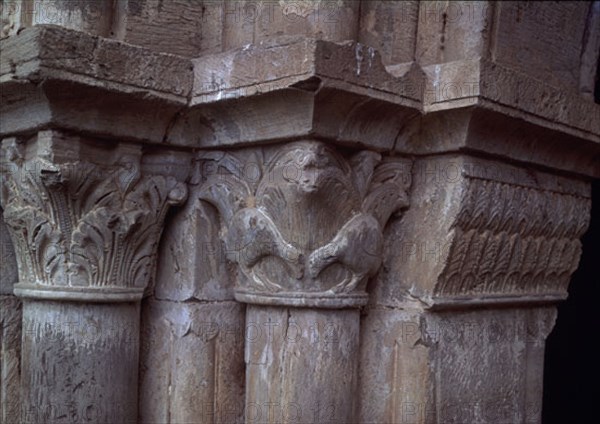 ENTRADA A LA SALA CAPITULAR-CAPITEL CON DECORAC DE ANIMALES Y VEGETALES
CARRACEDO, MONASTERIO DE SANTA MARIA
LEON