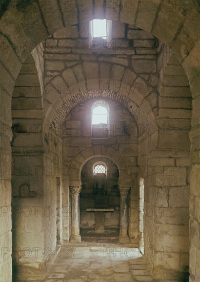 INTERIOR VISIGODO- ARCOS ENJARJADOS. SOBRE LA CAPILLA MAYOR PEQUEÑA CAMARA
BANDE, IGLESIA DE SANTA COMBA
ORENSE