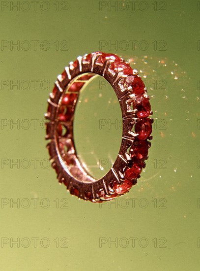 ANILLO DE RUBIES
This image is not downloadable. Contact us for the high res.