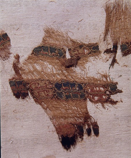 TEJIDO DE LA DINASTIA FATIMI-S X-ESCRITURA ARABE ("AL-MULK LI-LLÀH:EL PODER PERTENECE A DIOS)
GRANADA, MUSEO HISPANO-MUSULMAN
GRANADA