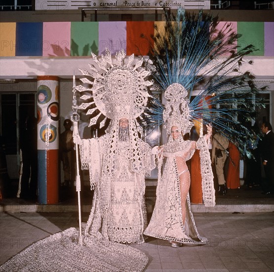 *TRAJES DE CARNAVAL
RIO DE JANEIRO, EXTERIOR
BRASIL