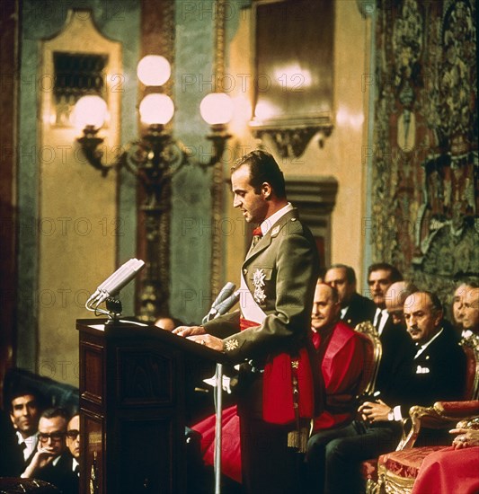 Juan Carlos taking oath