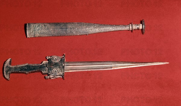 *MUSEO-ESPADA ETRUSCA DE BRONCE CON FUNDA
ROMA, VILLA JULIA
ITALIA