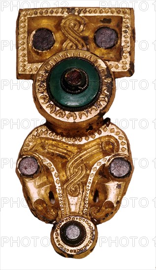 *FIBULA EN BRONCE CON INCRUSTACIONES DE PIEDRAS PRECIOSAS
GOTLAND, MUSEO
SUECIA
This image is not downloadable. Contact us for the high res.