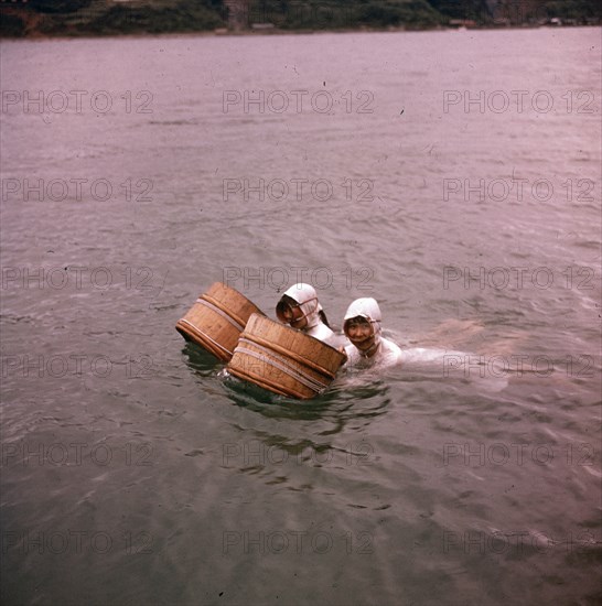 *MUJERES PESCADORES DE PERLAS
MIE, EXTERIOR
JAPON