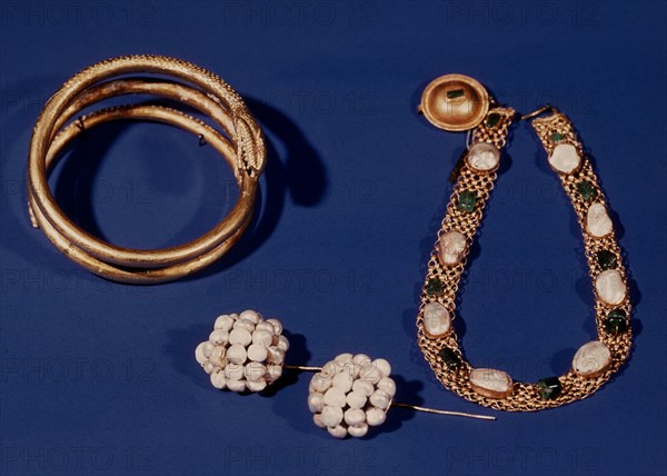 *JOYAS ROMANAS (S I) BRAZALETE COLLAR Y PENDIENT
NAPOLES, MUSEO ARQUEOLOGICO NACIONAL
ITALIA

This image is not downloadable. Contact us for the high res.