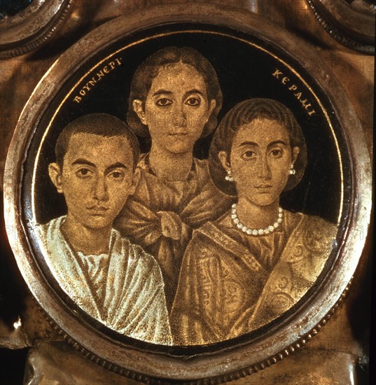 *VIDRIO PINTADO-GALA PLACIDIA E HIJOS:VALENTINIANO III Y HONORIA-DET DE CRUZ DE DESIDERIO-S VIII-IX
BRESCIA, MUSEO CIVICO
ITALIA
This image is not downloadable. Contact us for the high res.